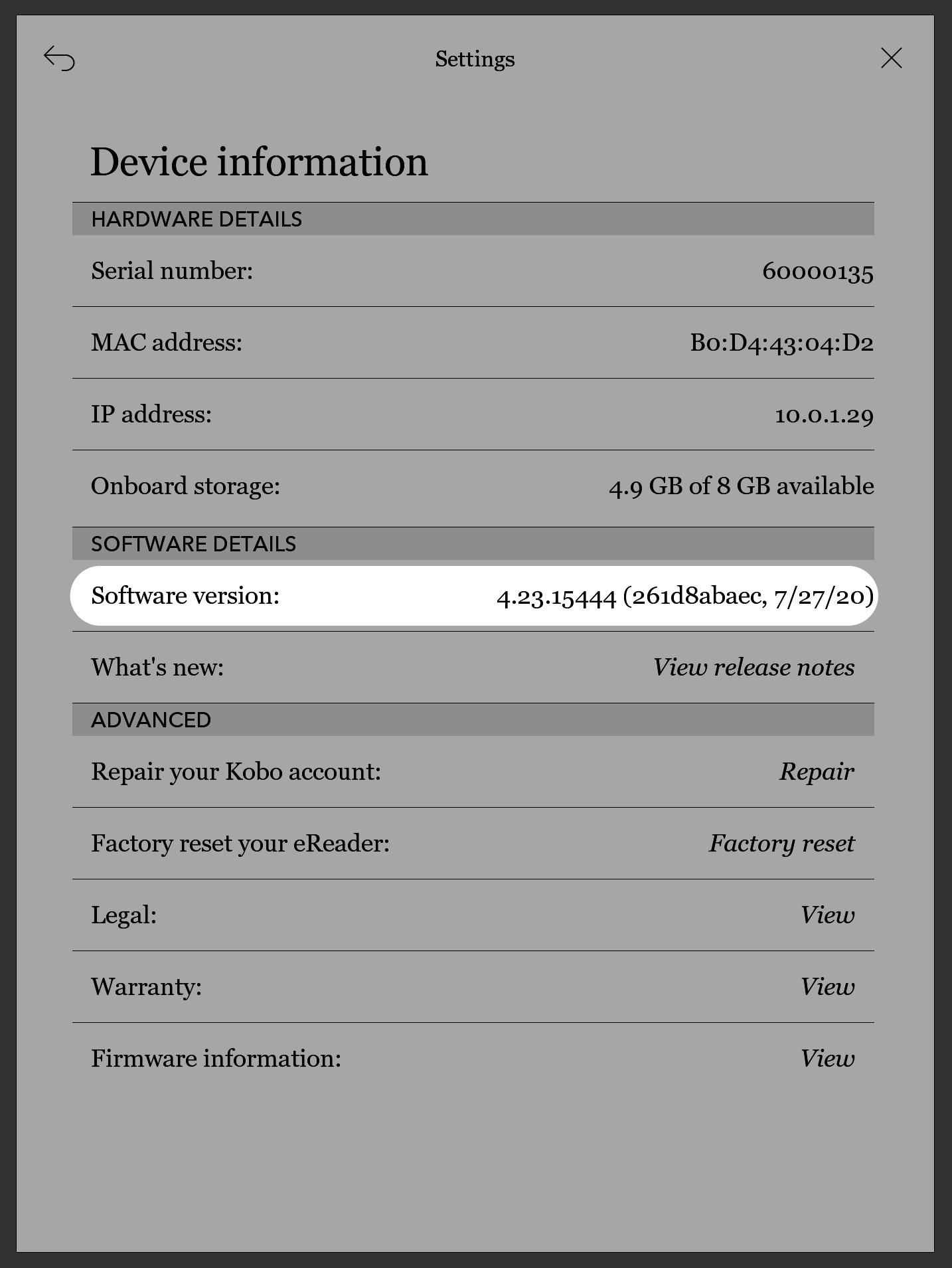 Écran Informations sur l'appareil d'une liseuse Kobo avec le champ Version du logiciel mis en évidence.