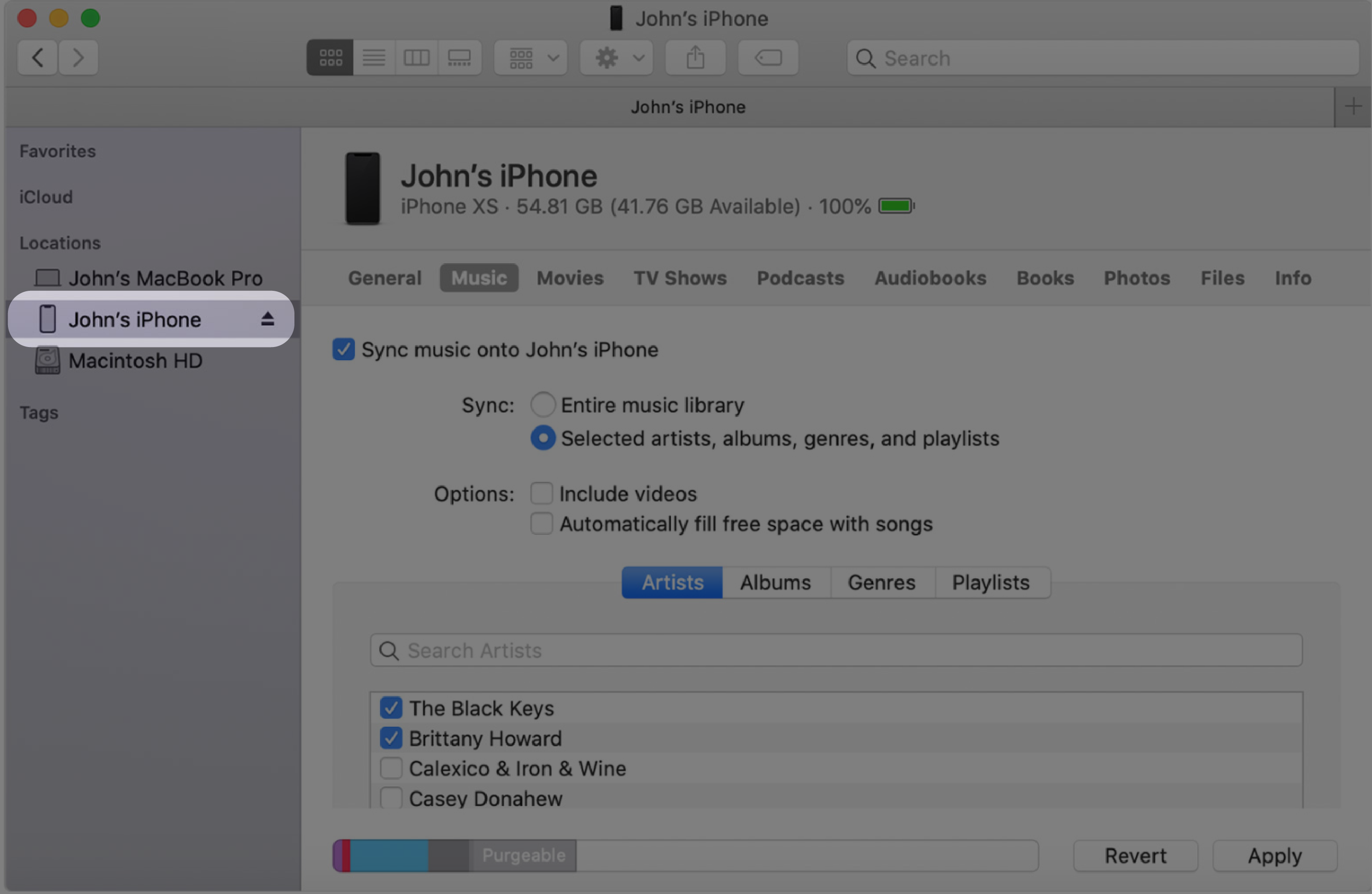 iTunes-weergave met iPhone-apparaat gemarkeerd aan de linkerkant van het menu.